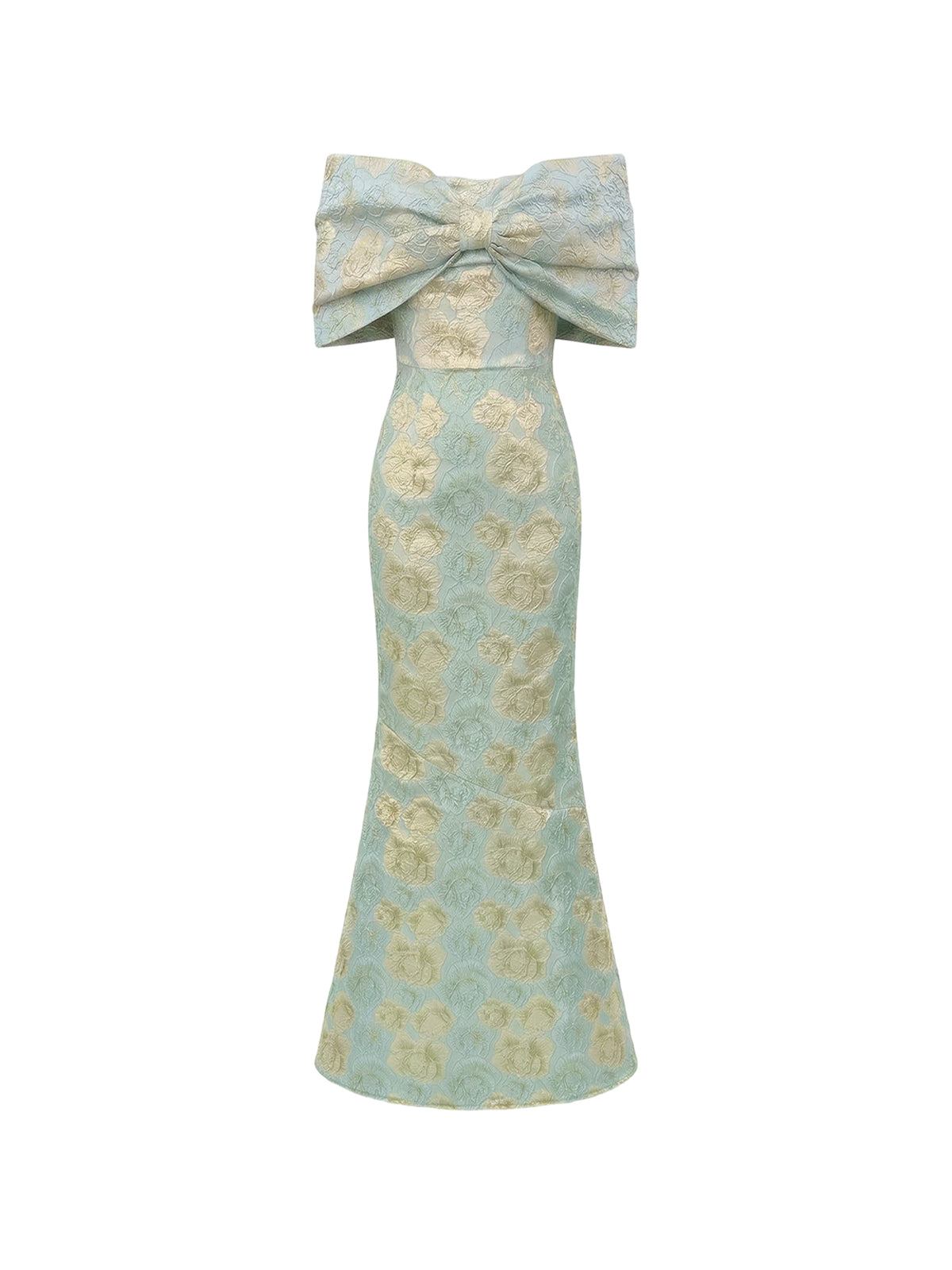 Robe Agnes Elyth Édition : robe de soirée longue en jacquard bleu ciel, ornée de motifs floraux dorés en relief. Elle se distingue par une coupe sirene ajustée et un décolleté bustier orné d’un nœud sculptural XXL sur les épaules, créant une allure majestueuse, sophistiquée et couture.