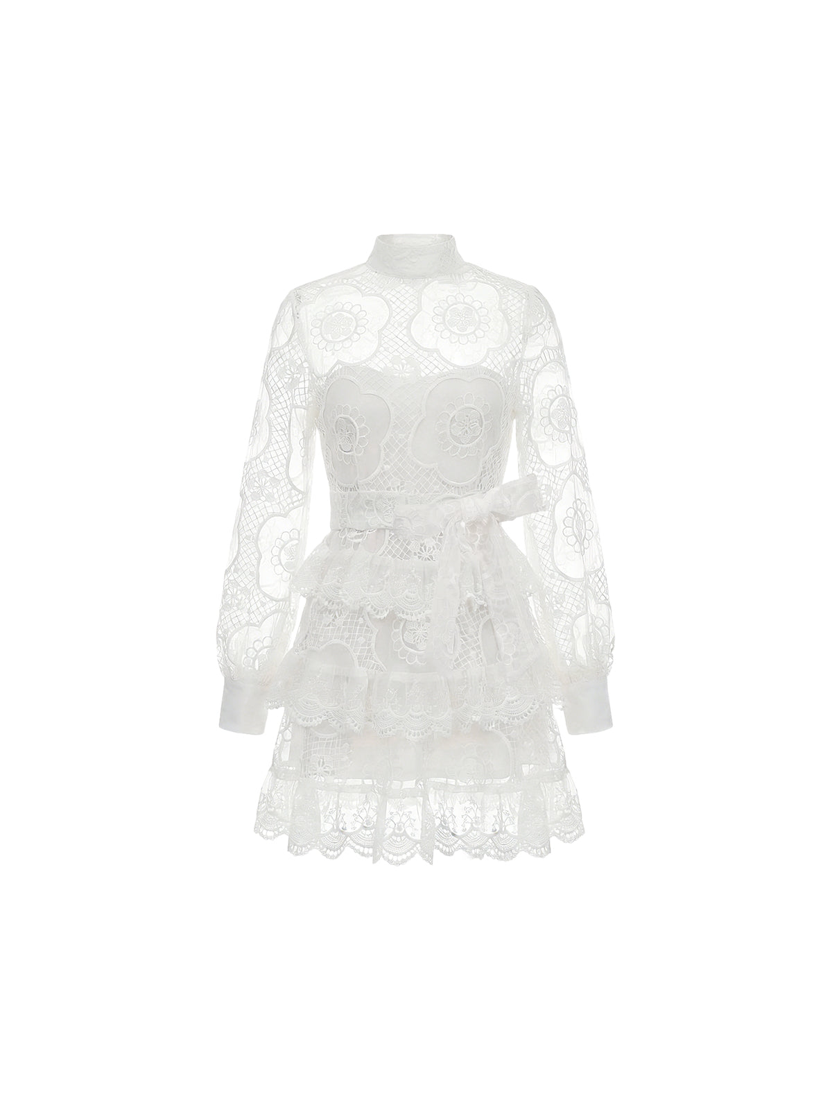 Robe Ara Elyth Édition : mini robe blanche de cocktail à col montant et manches longues bouffantes, confectionnée en dentelle guipure à motifs floraux et résille géométrique, dotée d'une jupe à volants superposés et d'une ceinture nœud en satin pour une silhouette romantique et sophistiquée.