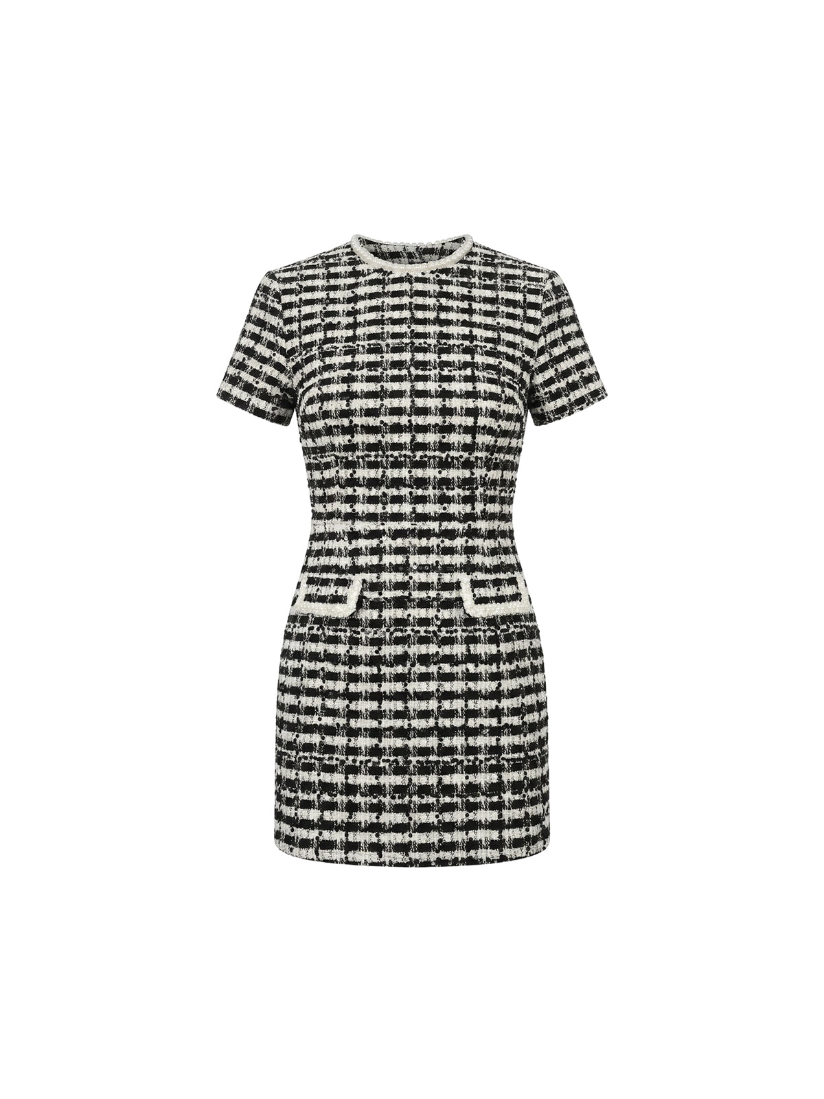 Robe Arden Elyth Édition : robe mini en tweed noir et blanc à carreaux, ornée de sequins scintillants et de finitions délicates en perles sur le col rond et les fausses poches, offrant une silhouette structurée au charme intemporel.