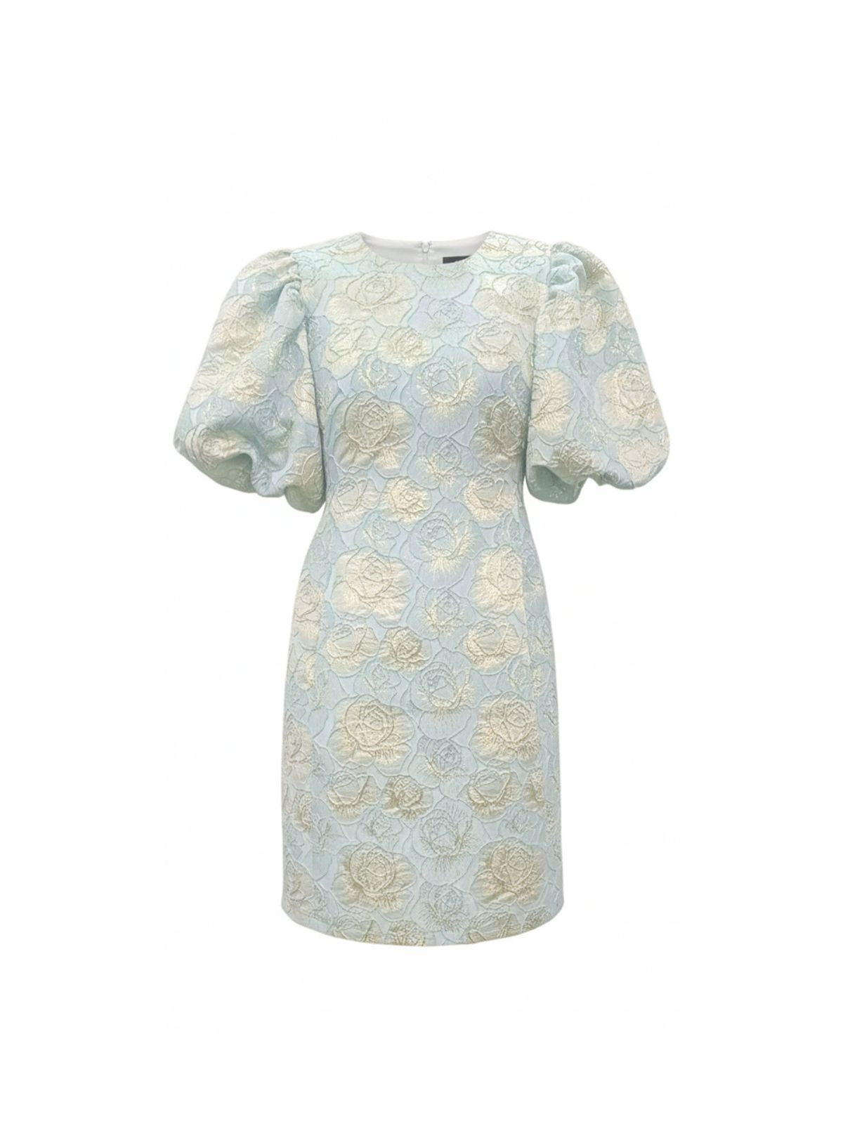 Robe Bianca Elyth Édition : robe courte de cocktail en jacquard bleu ciel et blanc à motifs de roses en relief, dotée d'un col rond classique et de manches courtes bouffantes vaporeuses pour une silhouette romantique et sophistiquée.