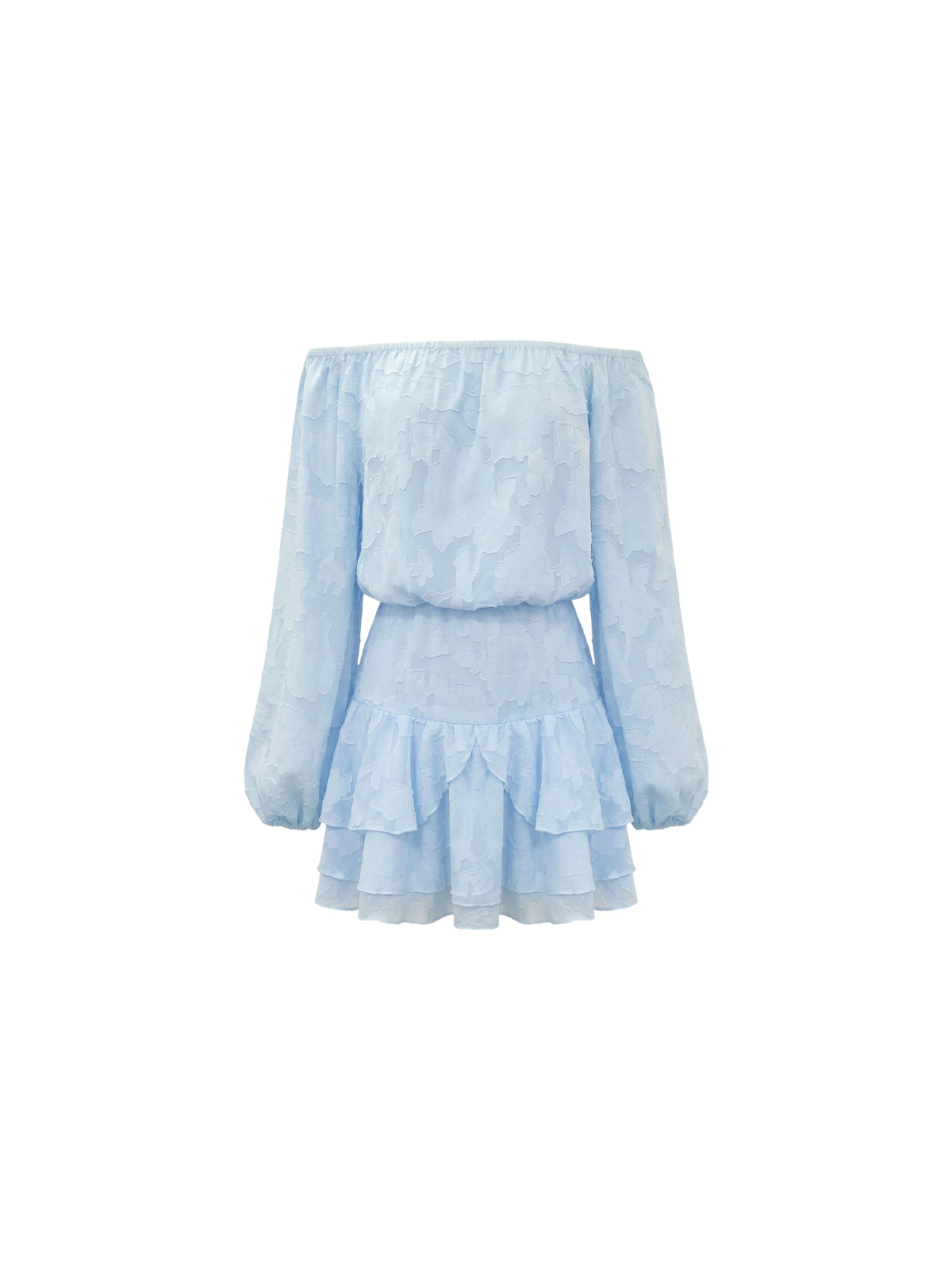 Robe Cassia Elyth Édition : mini-robe bleu ciel à épaules dénudées en jacquard de soie avec motifs floraux texturés, dotée de manches longues bouffantes, d'une taille élastiquée et d'une jupe courte à volants superposés pour un style aérien et romantique.