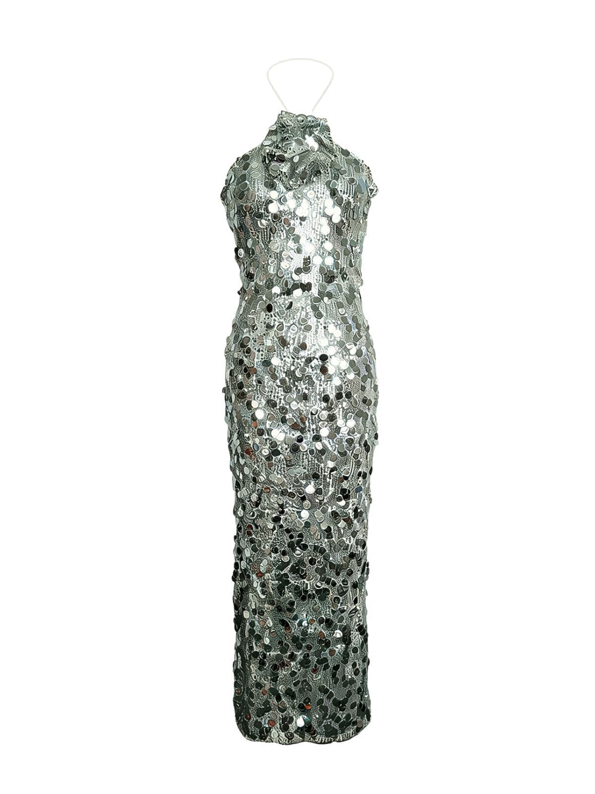 Robe Cynthia Elyth Édition : robe longue de soirée argentée à col licou montant, entièrement ornée de sequins ronds XXL à effet miroir et de cristaux scintillants sur une base en maille argentée pour une silhouette sirène spectaculaire.