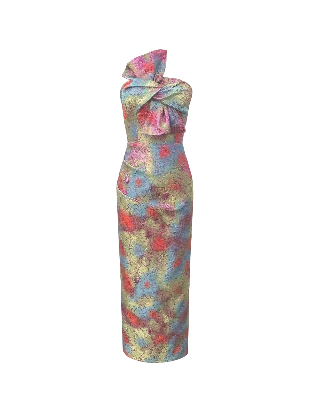 Robe Evelisse Elyth Édition : robe de soirée fourreau longue en brocart jacquard multicolore aux reflets métallisés, arborant un motif floral artistique et texturé. Elle se distingue par un bustier asymétrique orné d'un nœud sculptural spectaculaire à l'épaule et une coupe drapée épousant la silhouette avec raffinement.