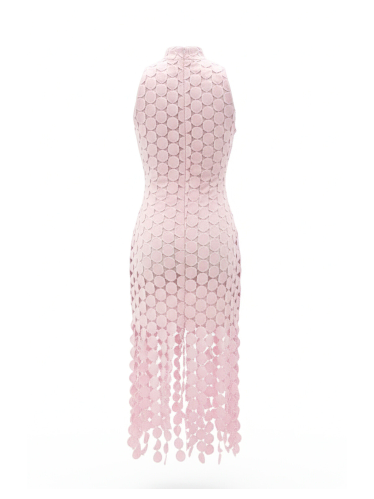 Robe Gaia Elyth Édition : robe de cocktail rose poudré à col montant et coupe ajustée, caractérisée par un motif intégral de pastilles circulaires en relief sur tulle transparent, complétée par une jupe à franges de disques mobiles pour un effet de mouvement spectaculaire.