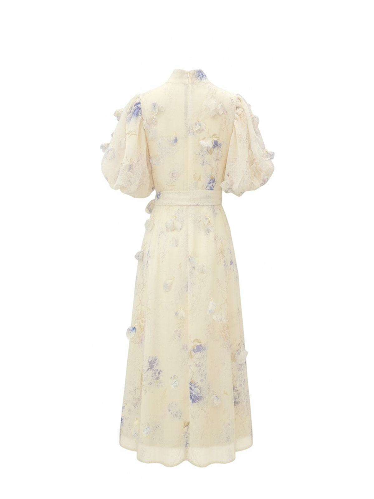 Robe Isabelle Elyth Édition : robe longue vaporeuse blanc cassé à col montant et manches courtes bouffantes, ornée d'un imprimé floral bleu et lavande délicat avec des fleurs 3D appliquées, dotée d'un boutonnage frontal et d'une ceinture nœud assortie.