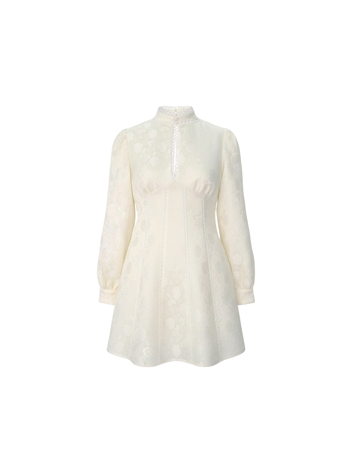 Robe Jude Elyth Édition : robe courte trapèze blanc cassé en jacquard floral ton sur ton, dotée d'un col montant en dentelle, d'une fente goutte d'eau boutonnée au décolleté et de manches longues bouffantes aux finitions festonnées.