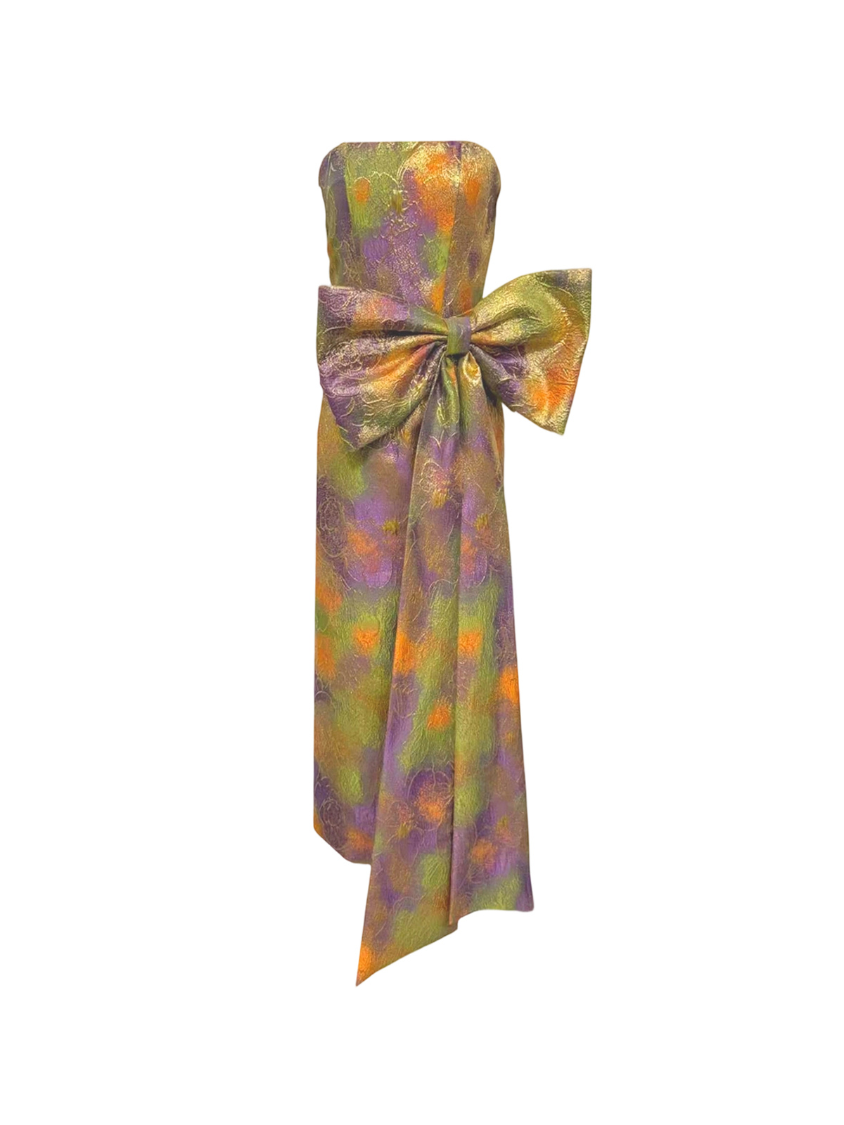 Robe Margaret Elyth Édition : robe longue bustier en brocart rigide aux reflets changeants or, violet et orangé, ornée d'un nœud sculptural XXL sur le côté et d'une fente latérale spectaculaire pour une silhouette de gala majestueuse.