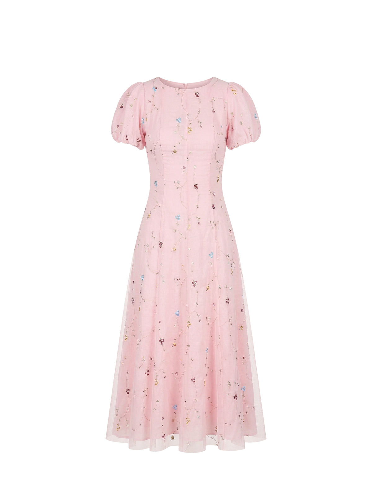 Robe Ophelia Elyth Édition : robe mi-longue rose poudré en tulle léger, ornée de délicates broderies florales multicolores, avec des manches bouffantes courtes et une coupe ajustée et évasée pour une silhouette romantique et printanière.