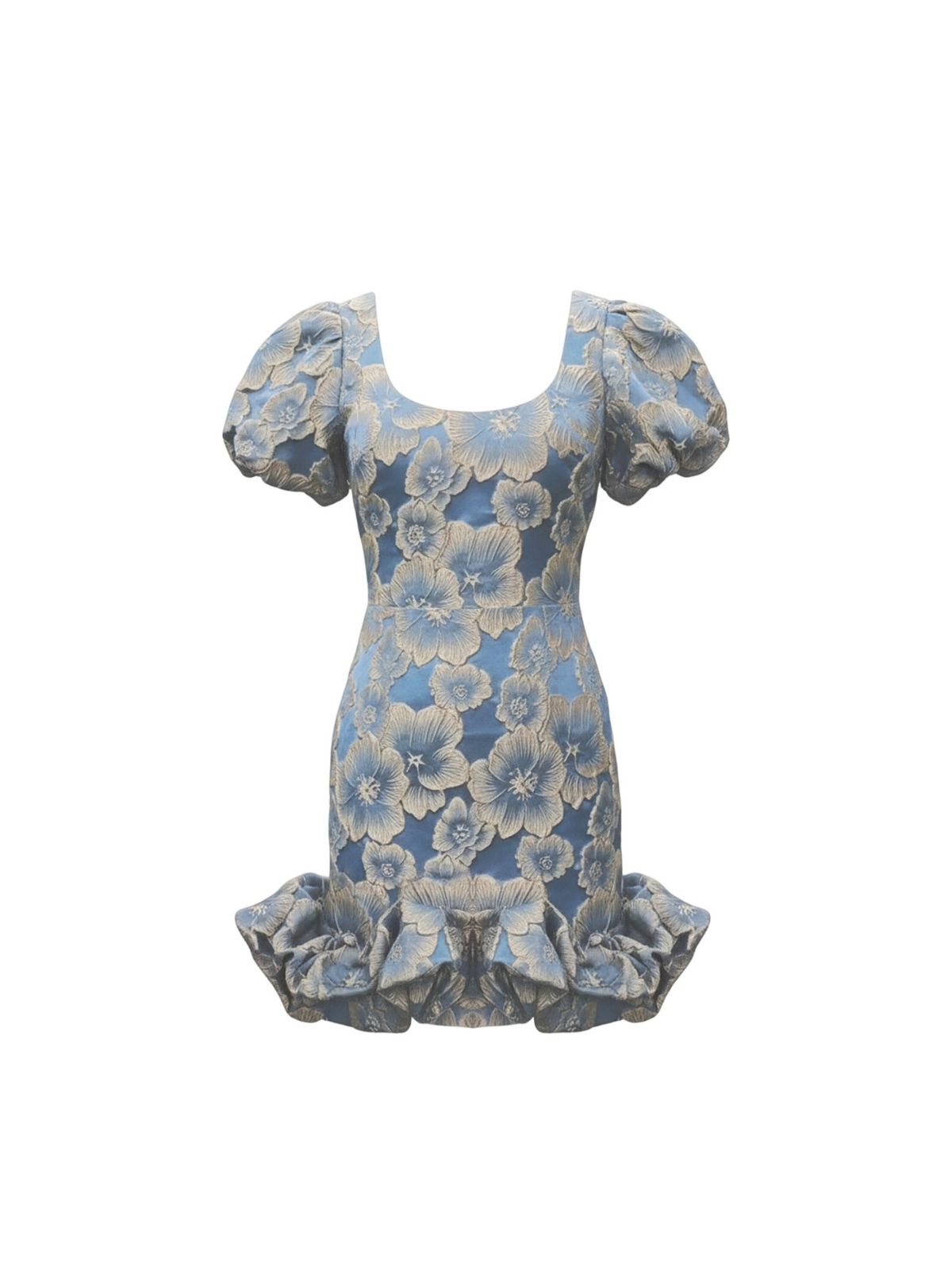 Robe Roxanne Elyth Édition : robe courte de cocktail en jacquard bleu azur à motifs floraux argentés en relief, présentant un décolleté carré, des manches courtes bouffantes et un ourlet à volants bouillonnés XXL pour un volume sculptural.