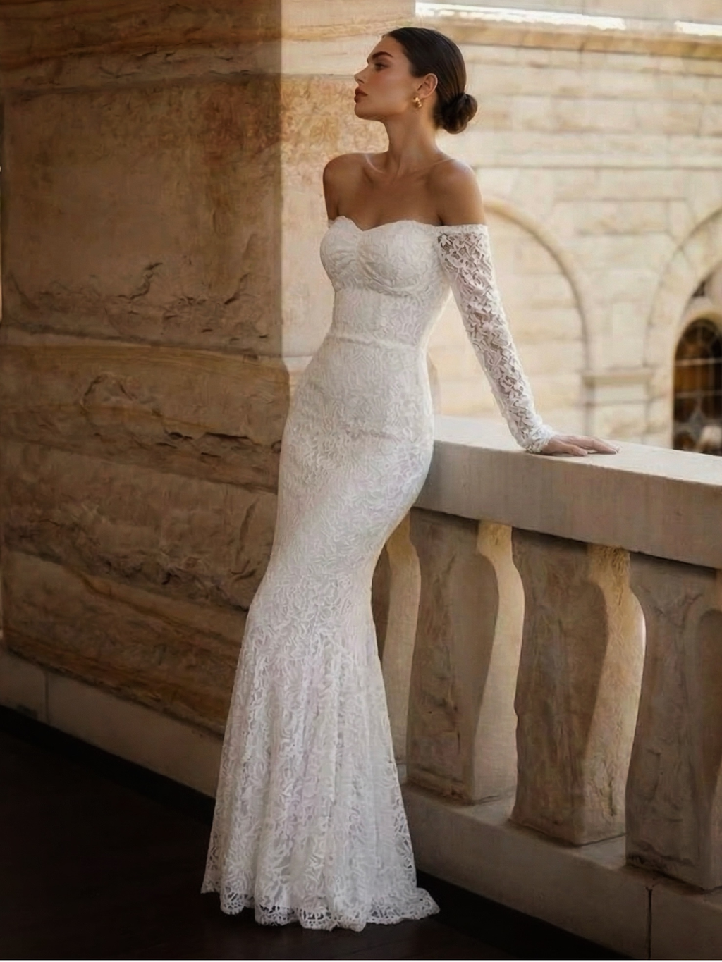 Robe Merida Elyth Édition : robe de mariée sirène en dentelle florale blanche avec épaules dénudées et décolleté cœur structure, complétée par des manches longues ajourées et une silhouette sirène flatteuse.