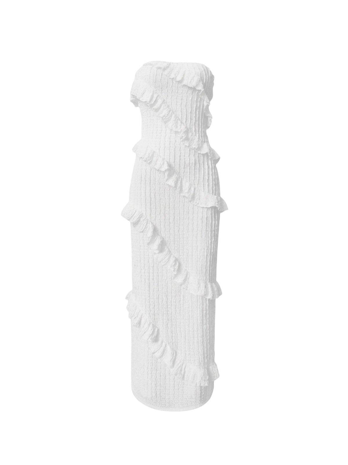 Robe Tris Elyth Édition : robe longue bustier blanche en maille gaufrée texturée (seersucker), coupe fourreau ajustée avec des volants en cascade disposés en diagonale sur toute la silhouette.